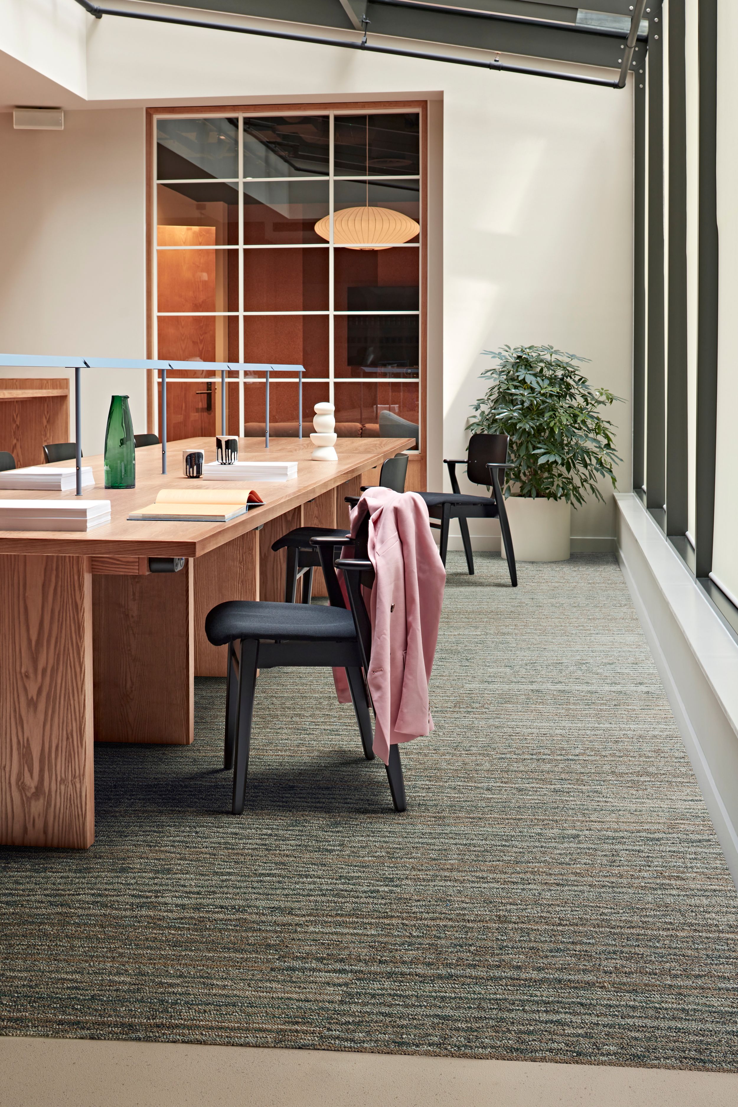 Interface On an Angle plank carpet tile with nora by Interface norament kivo rubber flooring in public space imagen n&uacute;mero 4